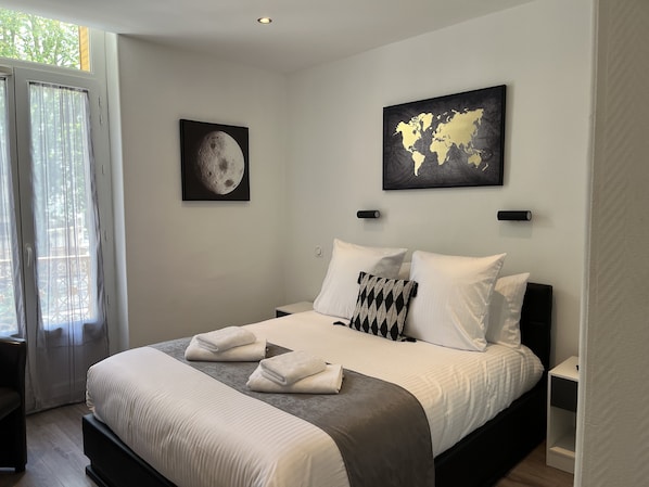 Superior Double Room | Hypo-allergenic bedding, desk, iron/ironing board, free WiFi - Logis Hôtel Belle Etoile Vichy (Vichy)