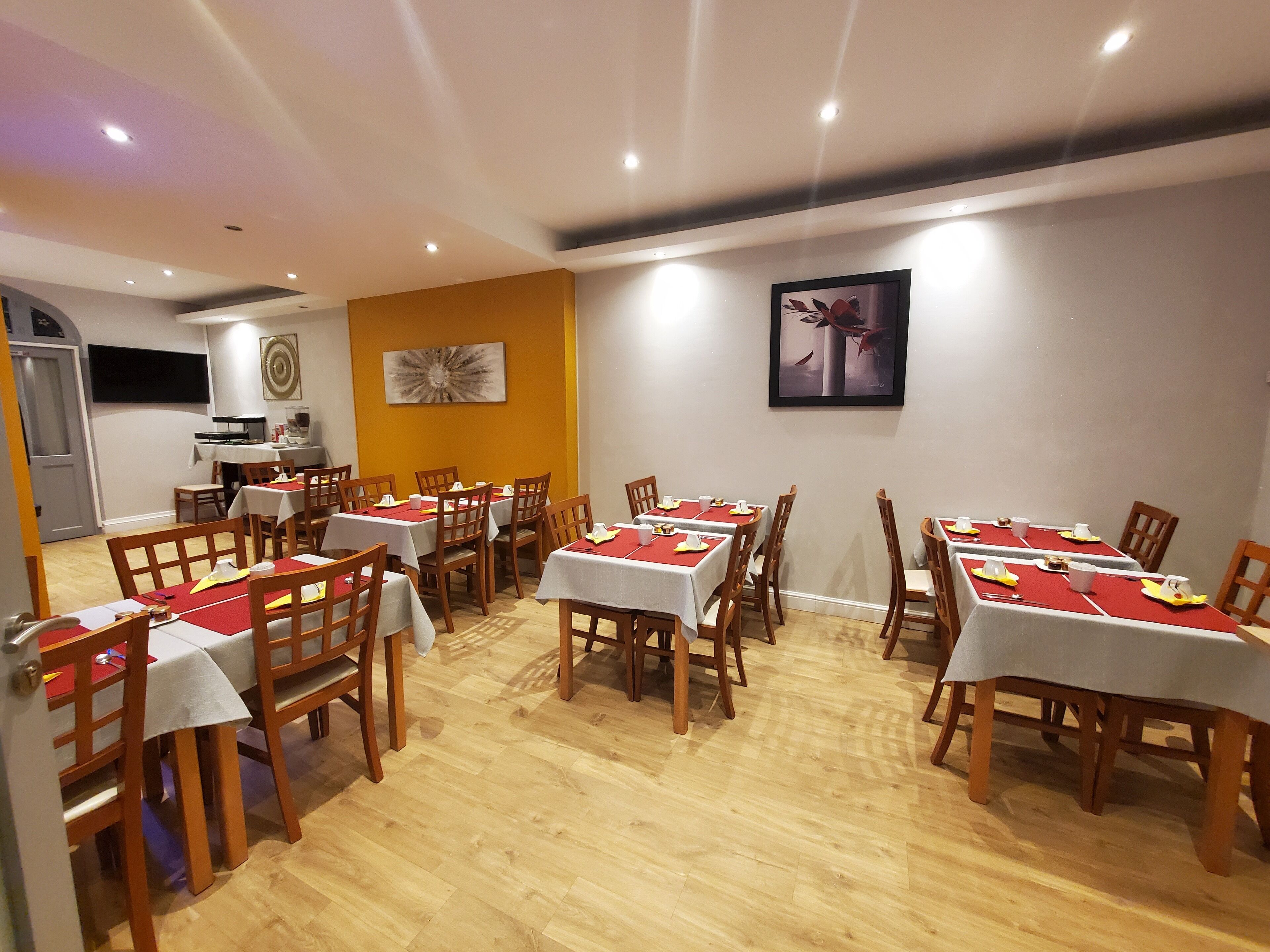 Petit déjeuner buffet servi tous les jours en supplément