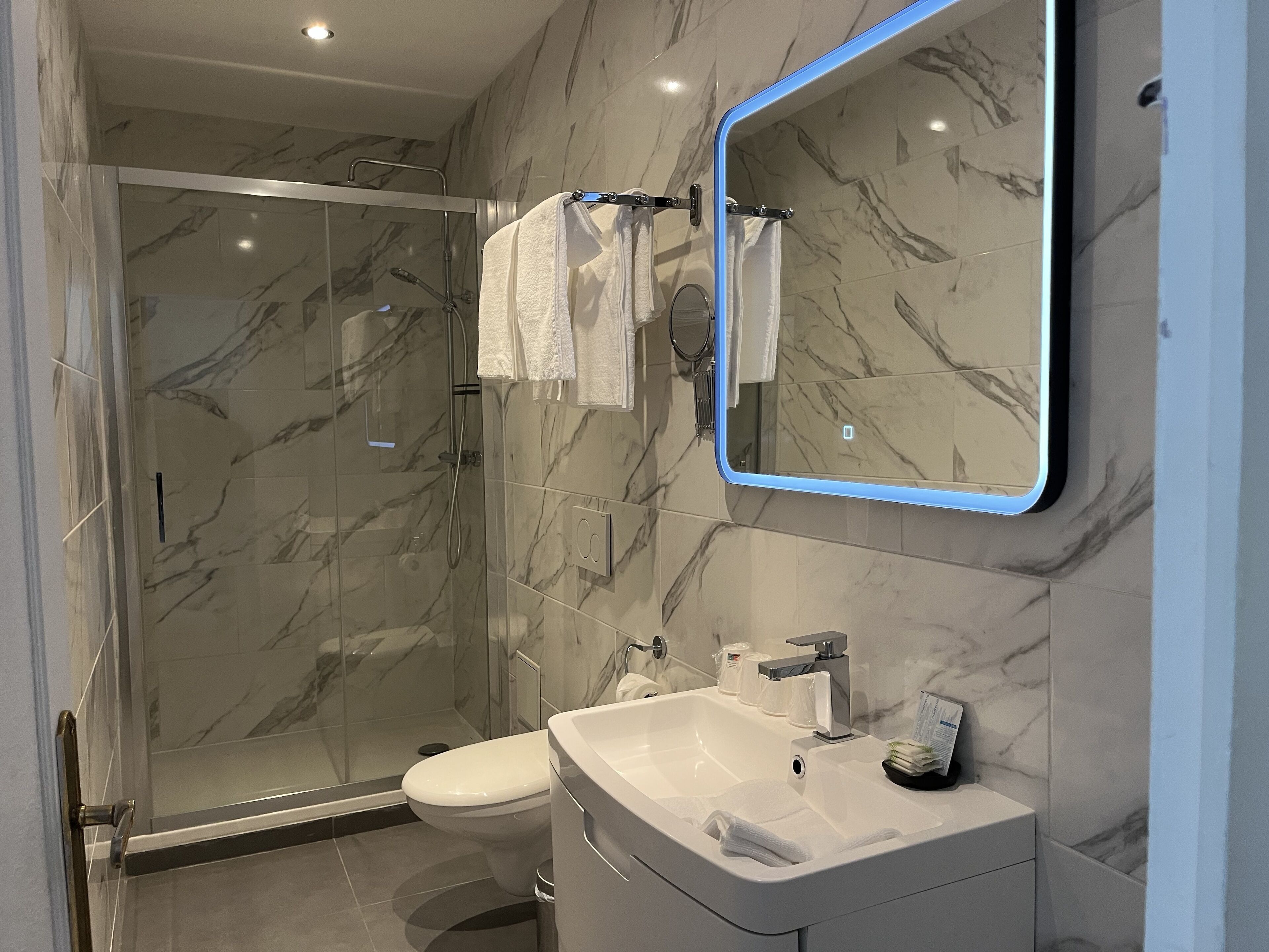 Comfort Triple Room, Multiple Beds | Bathroom | Shower, free toiletries, towels, toilet paper