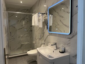 Comfort driepersoonskamer, meerdere bedden | Badkamer | Een douche, gratis toiletartikelen, handdoeken, toiletpapier