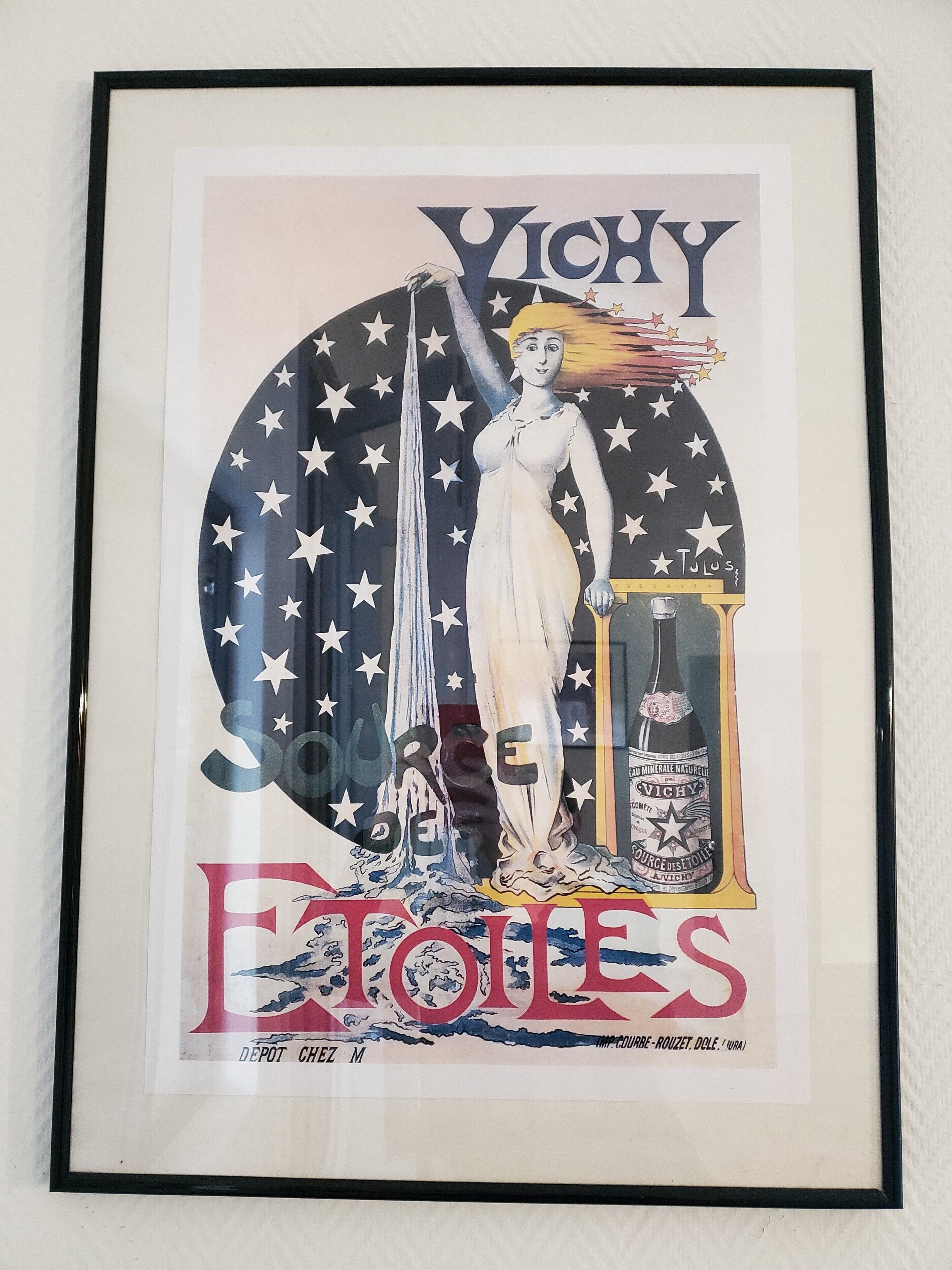 Anuncio vintage enmarcado de Vichy Erotes, que muestra a una mujer y una botella de agua mineral Vichy.