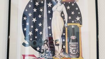 Anuncio vintage enmarcado de Vichy Erotes, que muestra a una mujer y una botella de agua mineral Vichy.