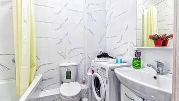 Sèche-cheveux, serviettes fournies, savon, shampoing