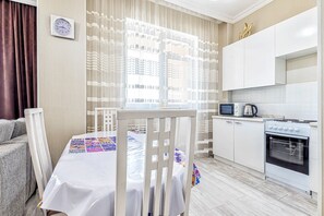 Kühlschrank, Mikrowelle, Herdplatte, Wasserkocher
