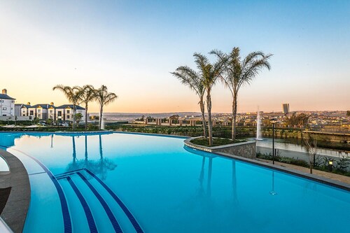 A Classy Business Stay or Family Paradise in Waterfall City - OR Tambo Airport