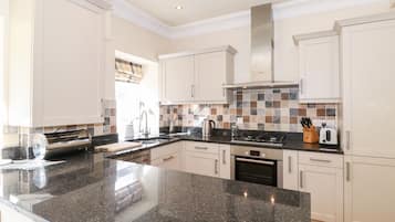 Frigorífico, lavavajillas, hervidor eléctrico y tostadora