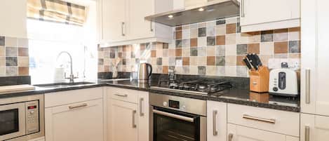 Refrigerador, lavavajillas, tetera/pava eléctrica, tostadora