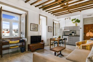 The Indy House | 504 by LovelyStay | Private kitchenette | Fridge, microwave - The Indy House by LovelyStay (Lisbon)