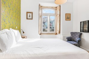 Decoración personalizada, muebles diferentes, escritorio y wifi gratis 
