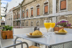 The Indy House | 303 by LovelyStay | Balkon