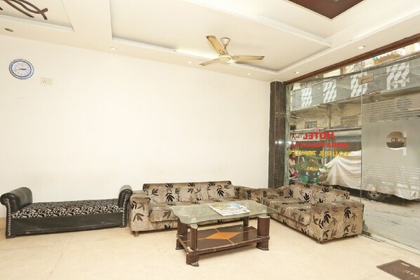 Front of property - Hotel Aura Deluxe (New Delhi)