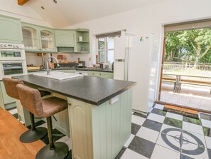 Oppvaskmaskin, vannkoker og kjøkkenutstyr