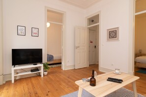 Apartamento superior | Área de estar | TV de tela plana