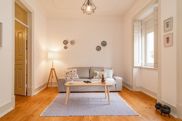 Apartamento superior | Área de estar | TV de tela plana