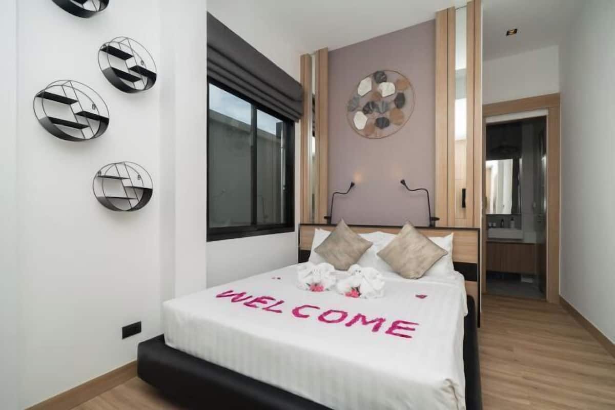 3 bedrooms, in-room safe, desk, blackout curtains