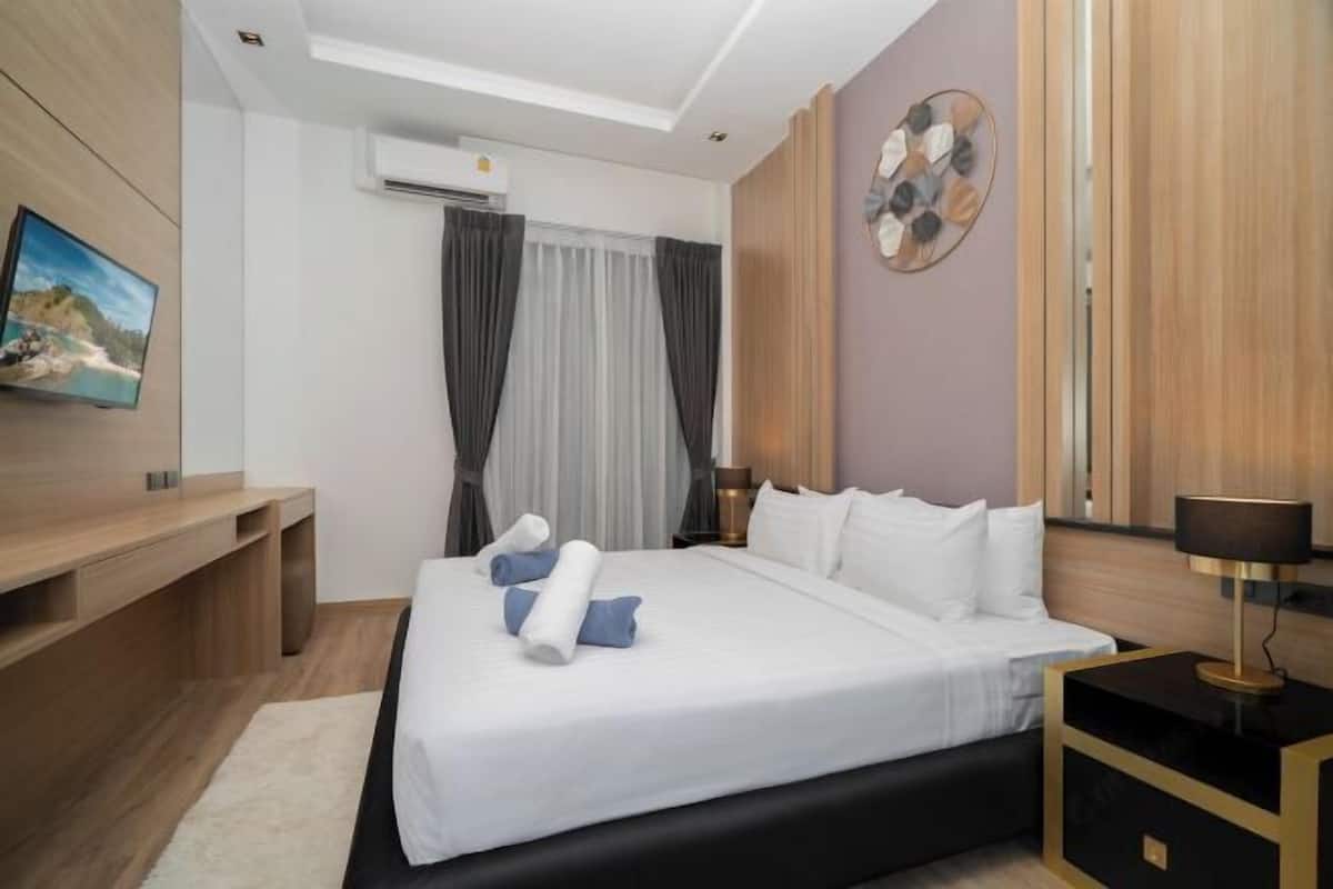3 bedrooms, in-room safe, desk, blackout curtains