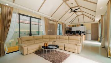 Five-Bedroom Pool Villa - West | Oppholdsrom | LED-TV