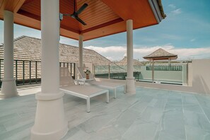 Four-Bedroom Deluxe Pool Villa - Central | Terassi/patio