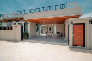 Three-Bedroom Grand Deluxe Pool Villa - Central | In-room safe, blackout drapes, iron/ironing board, free WiFi - Rawayana Villas (Rawai)