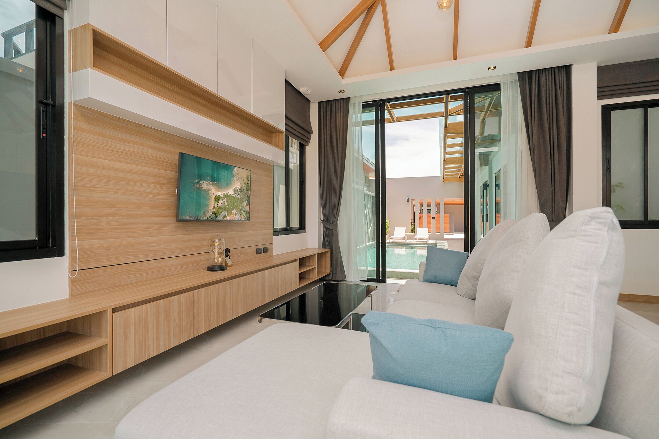 Three-Bedroom Deluxe Pool Villa - Central | 客厅 | LED 电视