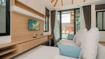 Three-Bedroom Deluxe Pool Villa - Central | Sala de estar | TV LED