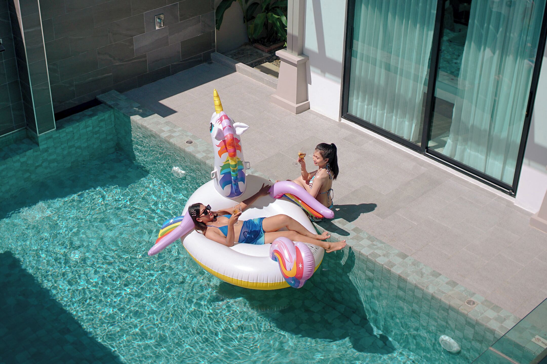 Piscine extérieure, chaises longues