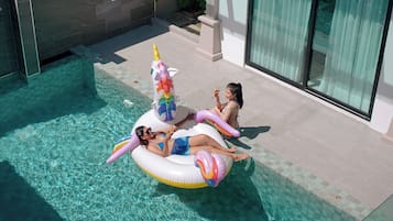 Piscine extérieure, chaises longues
