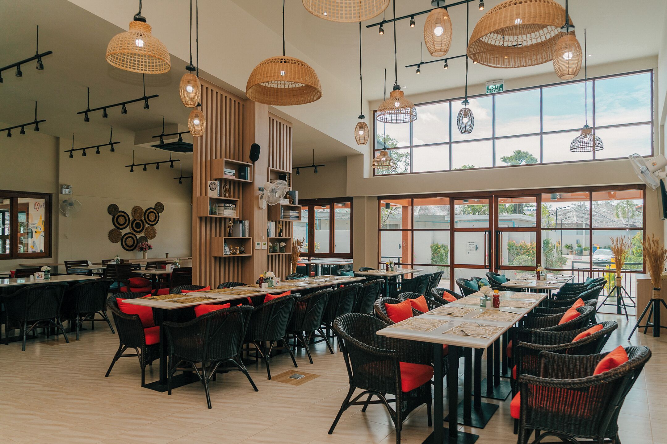 2 restaurants; breakfast, lunch, dinner and brunch served 