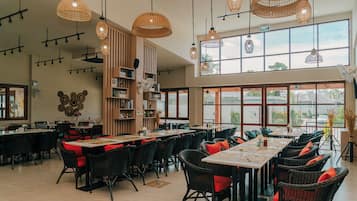 2 restaurants; breakfast, lunch, dinner and brunch served