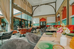 2 restaurants; breakfast, lunch, dinner, and brunch served