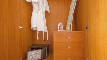 Three-Bedroom Pool Villa - West | Room amenity