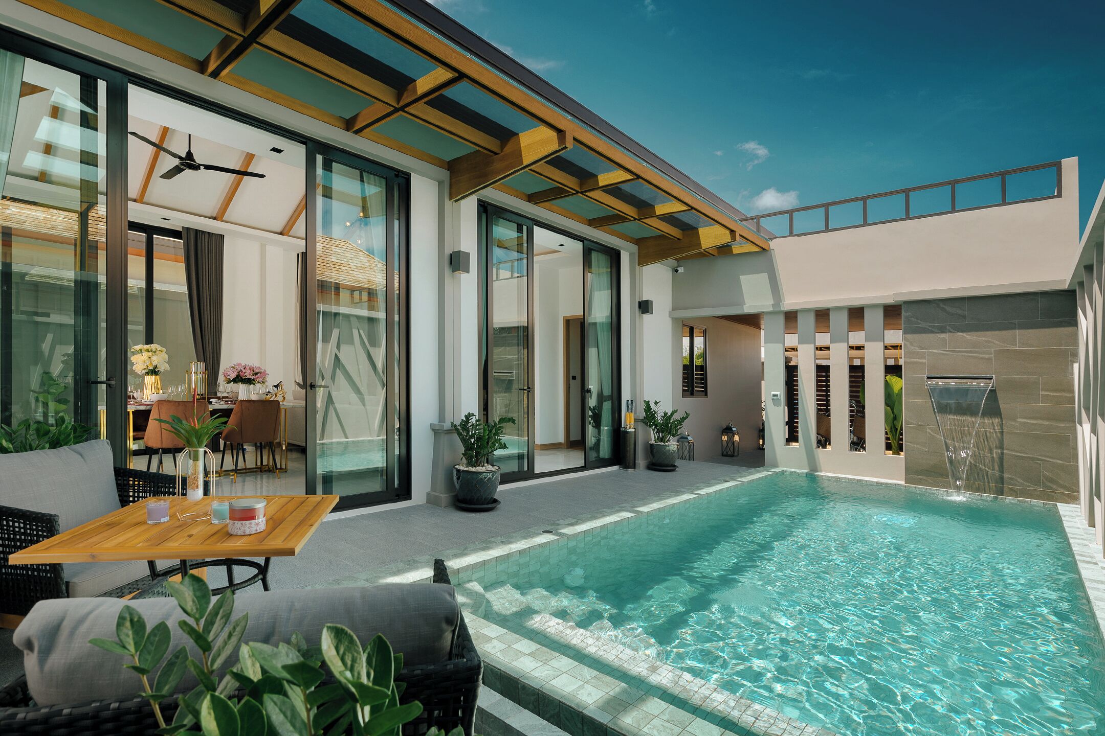 Una piscina al aire libre, sillones reclinables de piscina