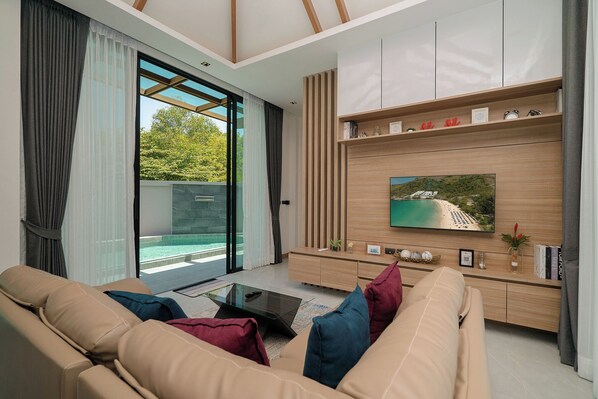 Five-Bedroom Deluxe Pool Villa - Central | Salle de séjour | Télévision LED