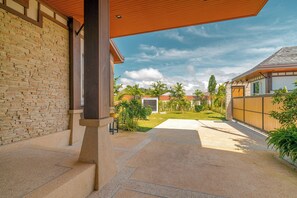 Five-Bedroom Pool Villa - West | Coffres-forts dans les chambres, rideaux occultants
