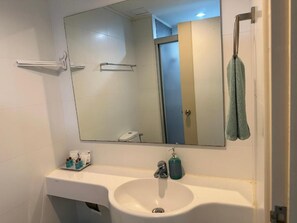 Sèche-cheveux, serviettes fournies, savon, papier toilette