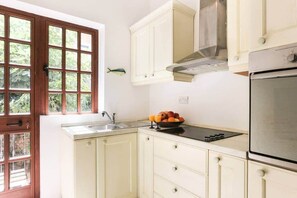 Fridge, oven, stovetop, coffee/tea maker