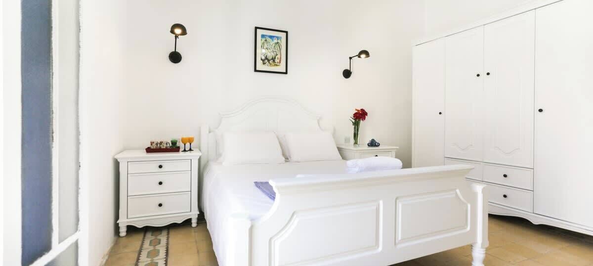 1 slaapkamer, een kluis op de kamer, een strijkplank/strijkijzer, wifi