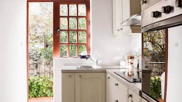 Fridge, oven, stovetop, coffee/tea maker
