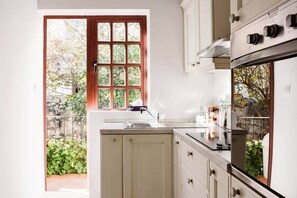 Réfrigérateur, four, plaque de cuisson, cafetière/bouilloire