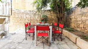 Outdoor dining - RM1 Chambre double avec vue sur la rue. (Sliema)