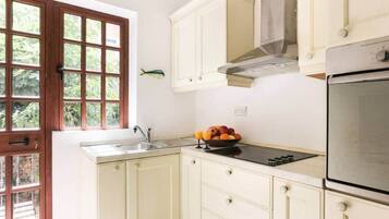 Jääkaappi, uuni, liesi, kahvin-/teenkeitin