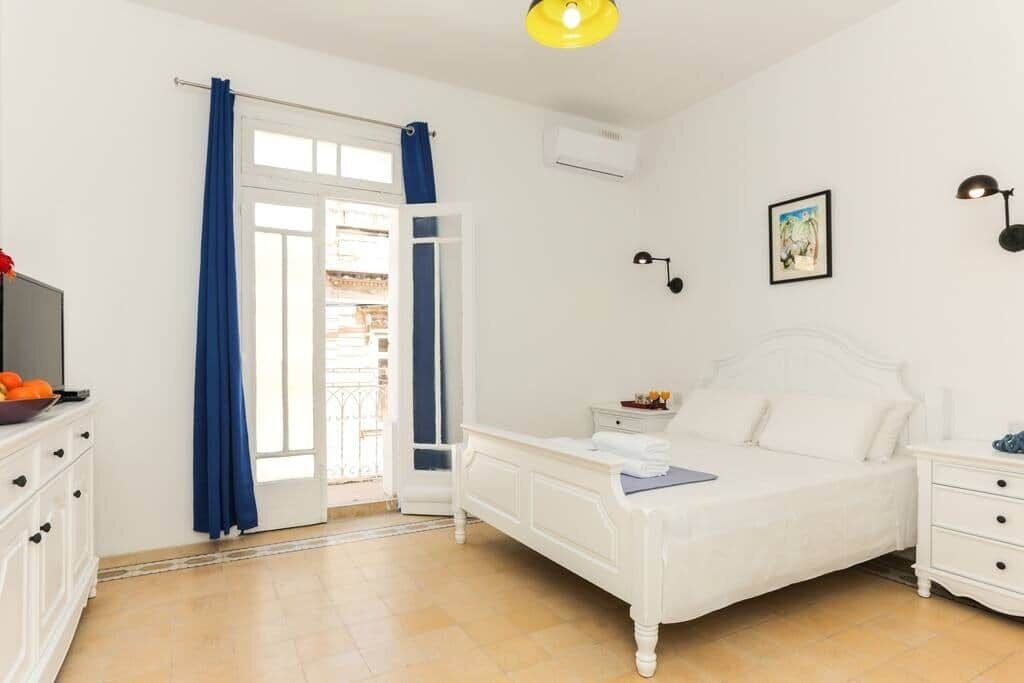 5 bedrooms, iron/ironing board, WiFi, bed sheets