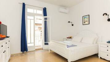 5 bedrooms, iron/ironing board, WiFi, bed sheets