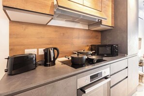 Refrigerador, microondas, horno, placa de cocina