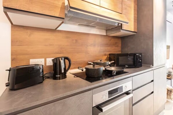 Fridge, microwave, oven, stovetop