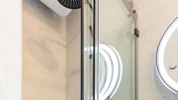 Dusche, Haartrockner, Handtücher, Shampoo