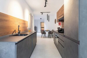 Kühlschrank, Mikrowelle, Ofen, Herdplatte