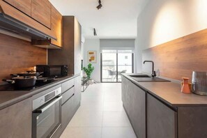 Geladeira, micro-ondas, fogão, cooktop