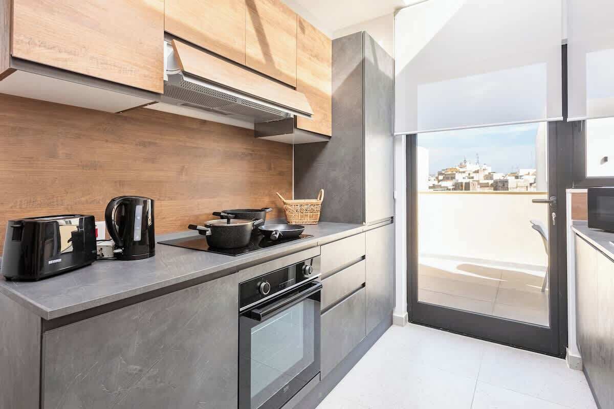 Frigorifero, microonde, forno, piano cottura
