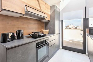Frigorifero, microonde, forno, piano cottura